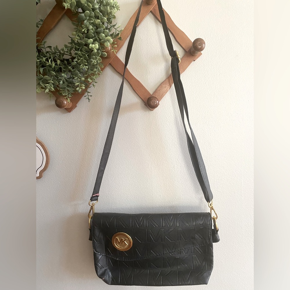 MICHAEL KORS BLACK PURSE ADJUSTABLE STRAP FAUX